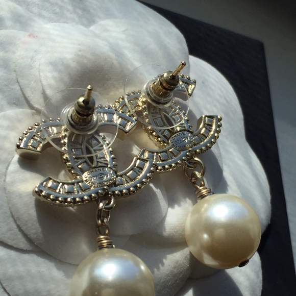 Chanel Authentic Pearl Drop Earrings - Picture 3 of 5